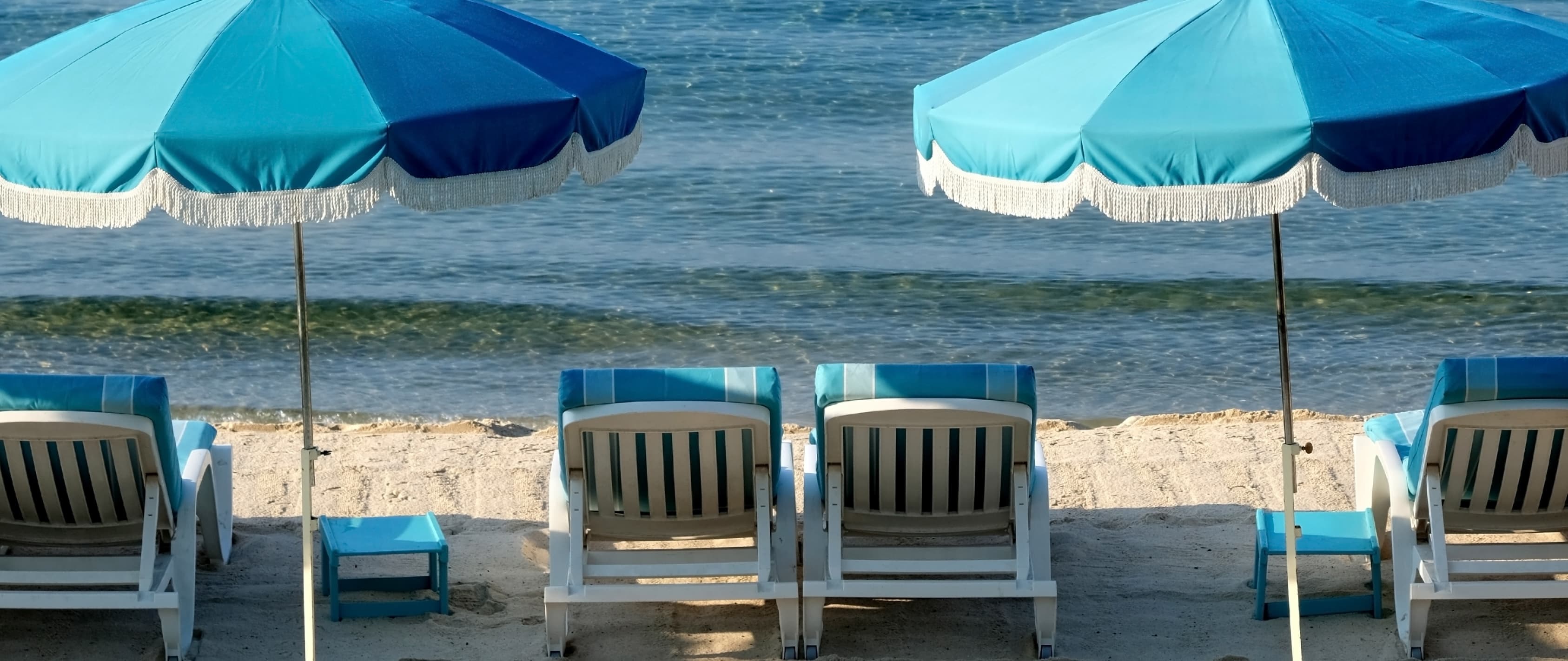 Plage avec parasols et chaises longues